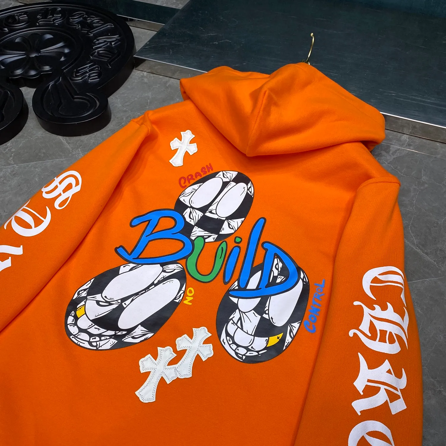 P240 Chrome Hearts Autumn and Winter 2025 Available at counters simultaneously ❤️ Chrome Hearts Matty Boy cross embroidery leather graffiti hoodie sweatshirt SVIP customized version! ! High version of Pinpi! ! Imported environmentally friendly glue printing and dyeing. Improved customized version 1:1. High-quality fabric with high weight. Recommended color: customized orange. Size: S, M, L, XL.